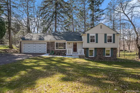 3401 Briar Hill Rd, Hartland, MI 48353
