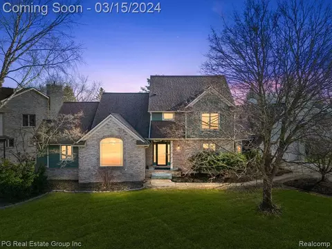 2835 Keats Ln, Lake Orion, MI 48360