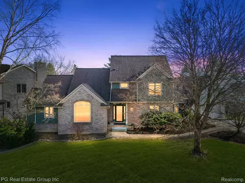 2835 Keats Ln, Orion, MI 48360