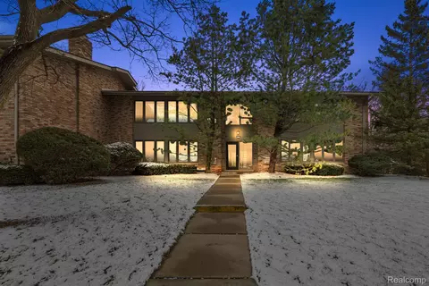 376 W Concord Plc 4 3 Pl #4, Bloomfield Hills, MI 48304