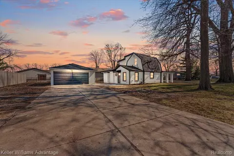 8825 Caroline St, Taylor, MI 48180