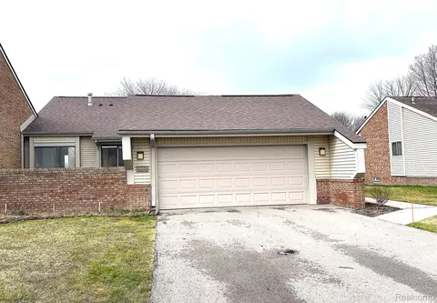 29207 E Chanticleer Dr, Southfield, MI 48034