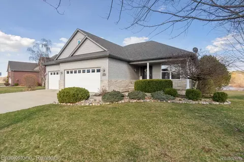 8461 Forest Glen Dr, Grand Blanc, MI 48439