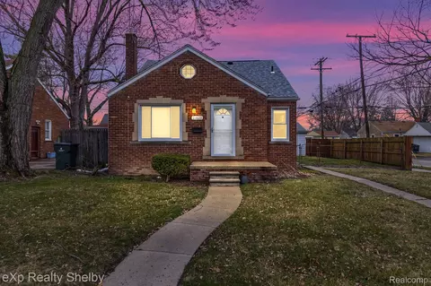 21825 Sunnyside St, Saint Clair Shores, MI 48080