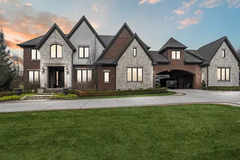 647 Wellington Cir, Rochester Hills, MI 48309
