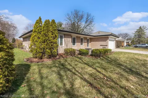 2871 Shirley Dr, Troy, MI 48085