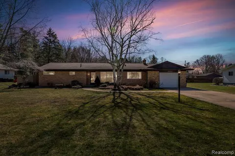 8106 Woodhall Rd, Birch Run, MI 48415