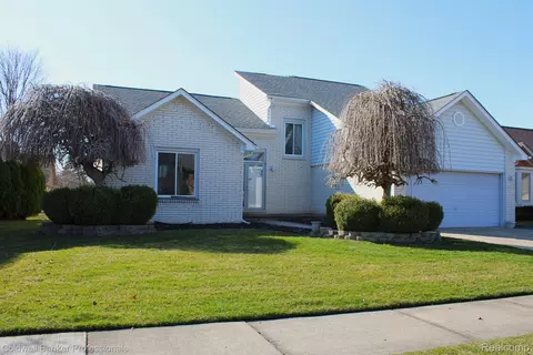 52423 Maurice Dr, Macomb, MI 48042