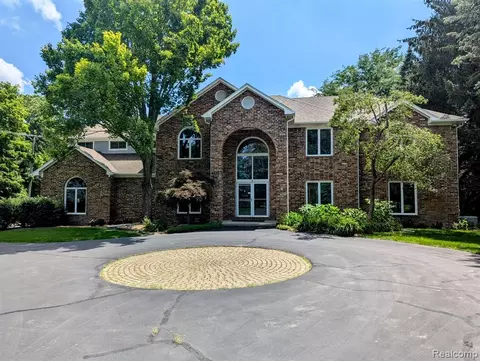 4525 Valley Vw, Rochester, MI 48306