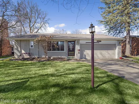 14071 Golfview St, Livonia, MI 48154