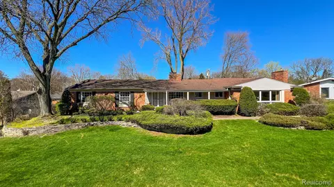 6966 Sandalwood Dr, Bloomfield Hills, MI 48301