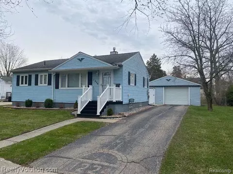 1224 N Jackson St, Lapeer, MI 48446