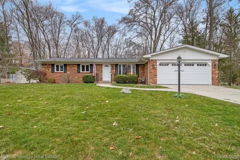 3837 Glen Hills Dr, Hartland, MI 48353