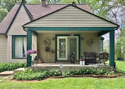 1838 Portlock Ave, Commerce, MI 48382