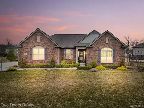894 Brentwood Crt Ct, Oakland, MI 48363