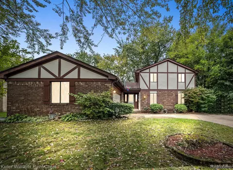 2665 Armstrong Dr, Orion, MI 48360