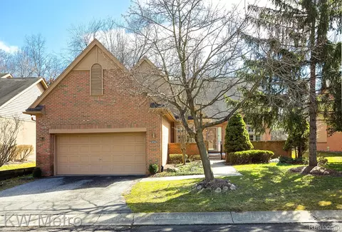 6715 Heron Pnt Pt, West Bloomfield, MI 48323