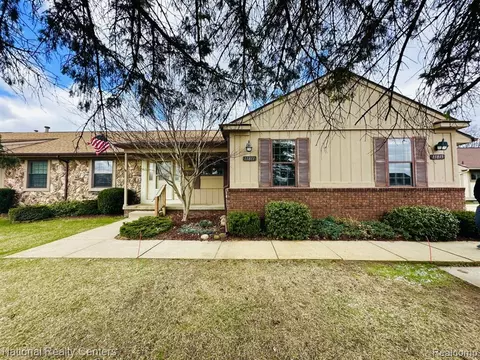 11811 Shenandoah Dr #3, South Lyon, MI 48178