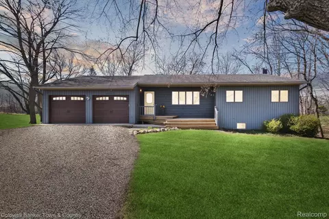 6525 Lombardy Dr, Dexter, MI 48118