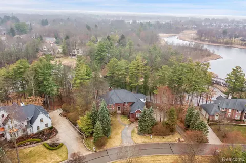 1626 Chieftan Cir, Oxford, MI 48371