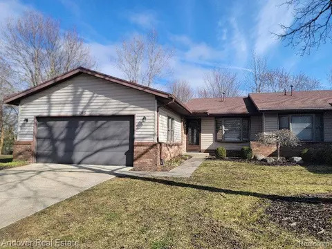 2155 Wildfield Dr NE, Grand Rapids, MI 49505