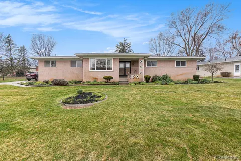 55125 Washington Dr, Shelby Township, MI 48316