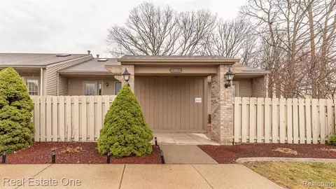 25916 Lexington Dr #5, South Lyon, MI 48178