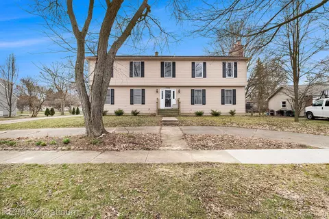 1152 Pleasantview Dr, Flushing, MI 48433