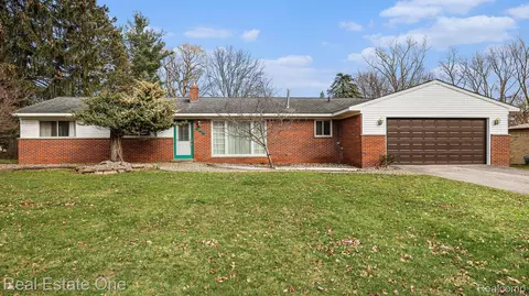 313 Nesbit Ln, Rochester Hills, MI 48309