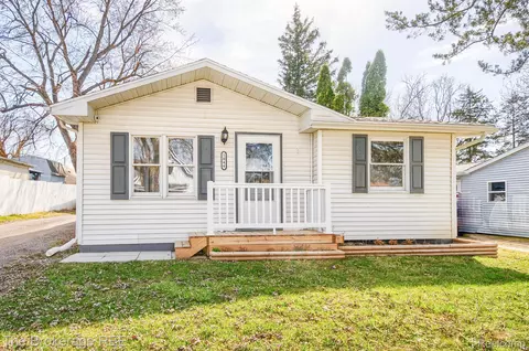 1044 Harriet St, Mount Morris, MI 48458