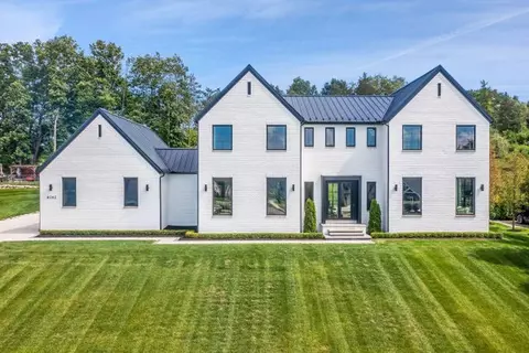 8343 Stoney Creek Dr, Green Oak, MI 48178