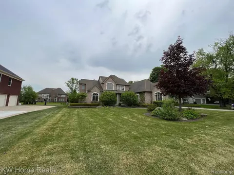 19060 Wayne Rd E, Livonia, MI 48152