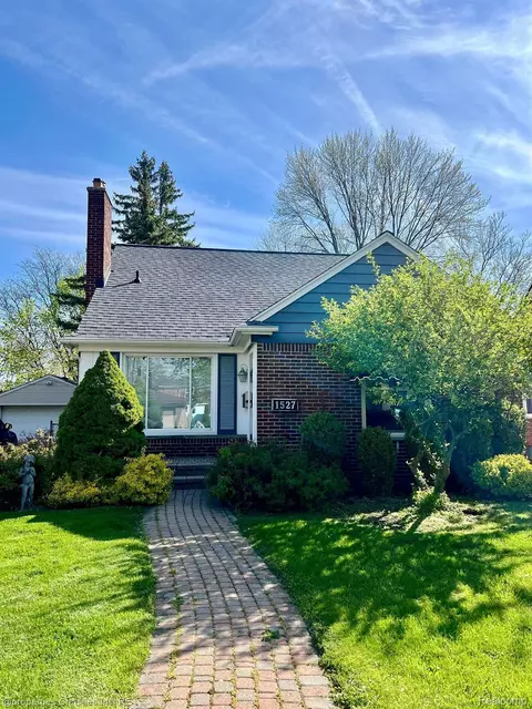 1527 Mansfield Rd, Birmingham, MI 48009