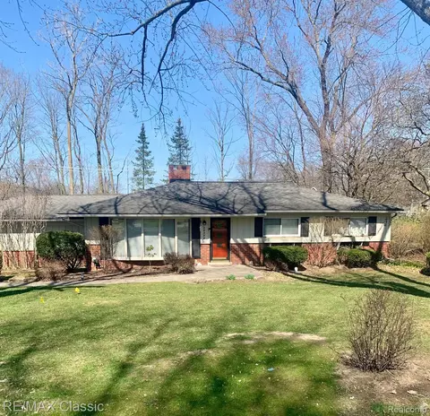 28576 Green Willow St, Farmington Hills, MI 48331