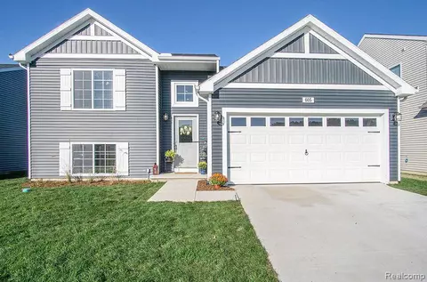 226 Creek Pointe Cir, Durand, MI 48429