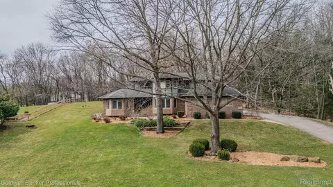 3618 Starshine Trl, Brighton, MI 48114