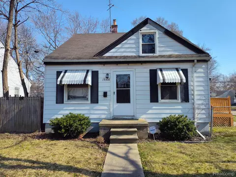 19308 Beaconsfield St, Harper Woods, MI 48225