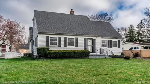 60674 Sue St, Lyon, MI 48178