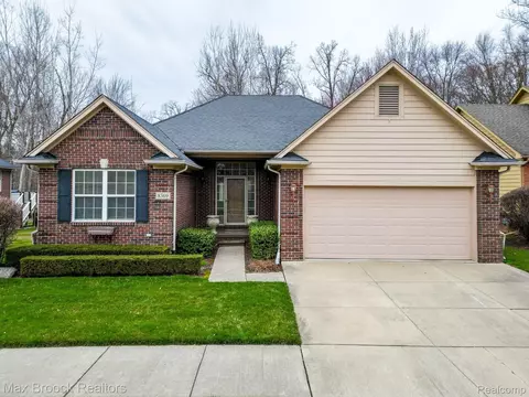 8369 Pine Creek Dr, Shelby Township, MI 48316