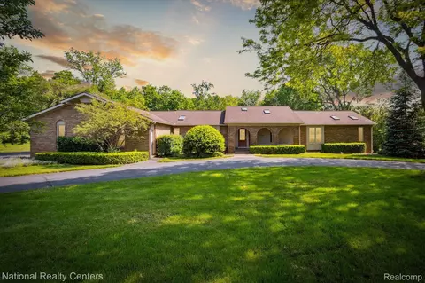 41276 Llewelyn Dr, Northville, MI 48167