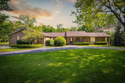 41276 Llewelyn Dr, Northville, MI 48167