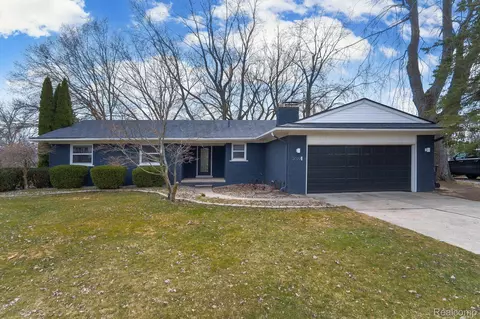 2077 Chalet Dr, Rochester Hills, MI 48309