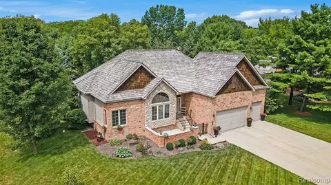 16492 Dawnlight Dr, Fenton, MI 48430