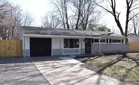 49582 W Valley Cir, Shelby Township, MI 48317