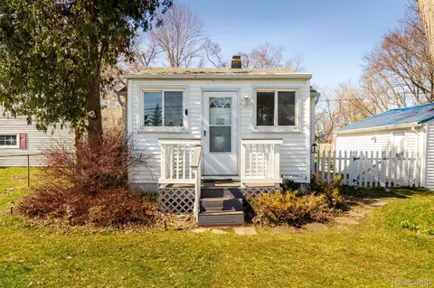 11991 Hartel St, Livonia, MI 48150