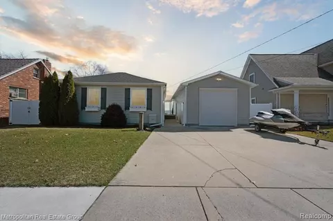 35595 Erie Dr, Rockwood, MI 48173