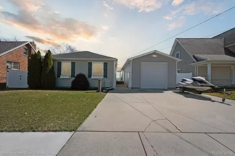 35595 Erie Dr, Brownstown, MI 48173
