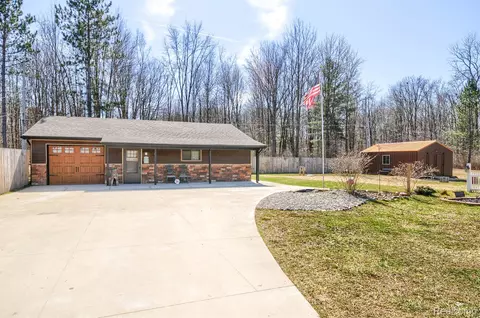 5677 Freewald Blvd, Vassar, MI 48746