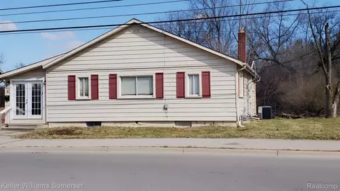 9 S Glaspie St, Oxford, MI 48371