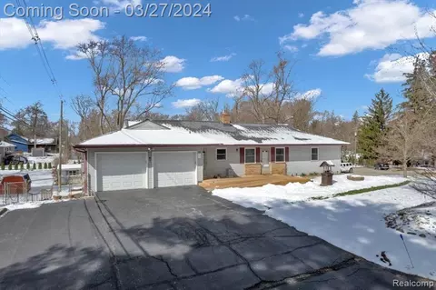 580 Shady Oaks St, Lake Orion, MI 48362